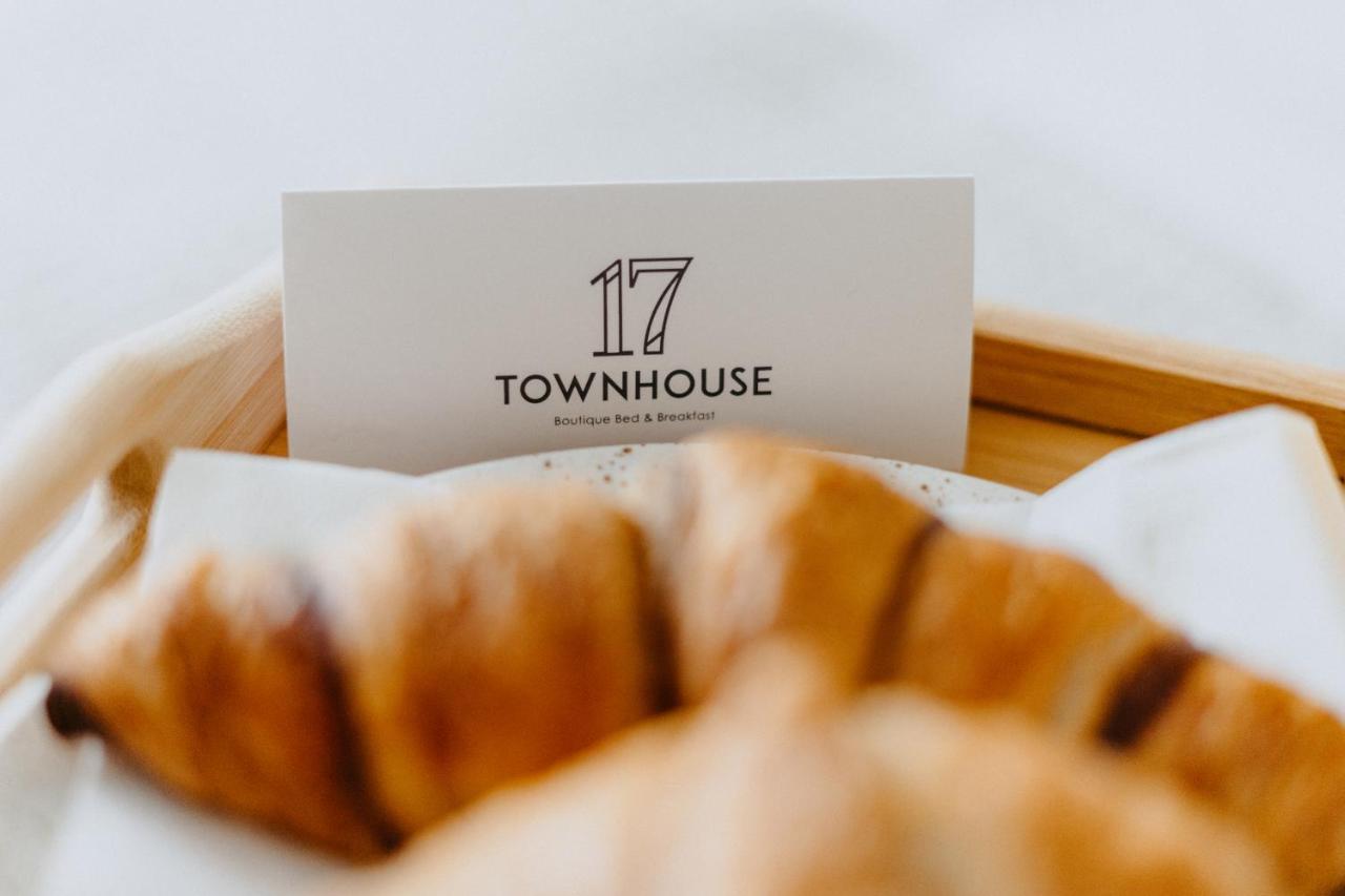 Townhouse17 Boutique Bed & Breakfast Victoria Exterior photo